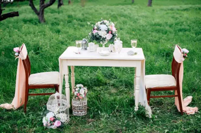 Arrange a romantic table with a fabric centerpiece