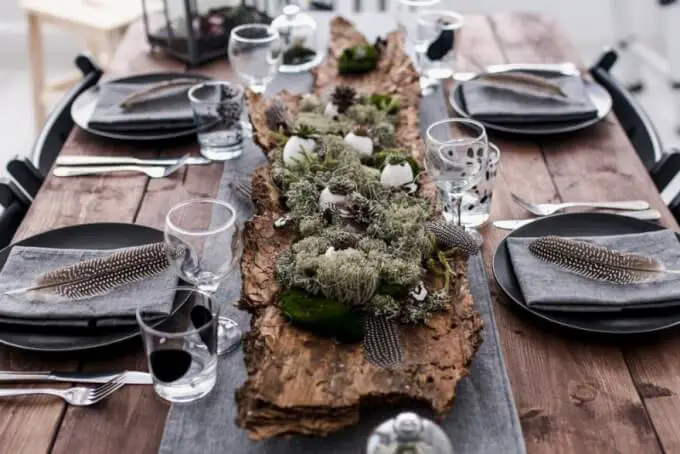 Decorate the romantic centerpiece with a decorative tray
