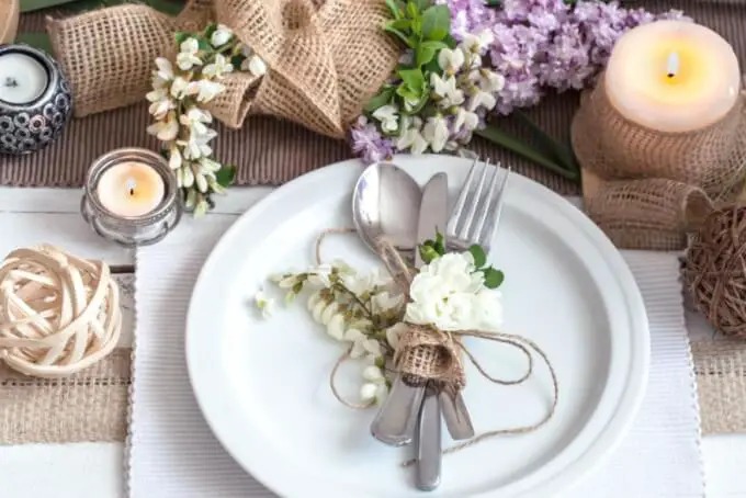 Decorate the table with a romantic center made of natural materials